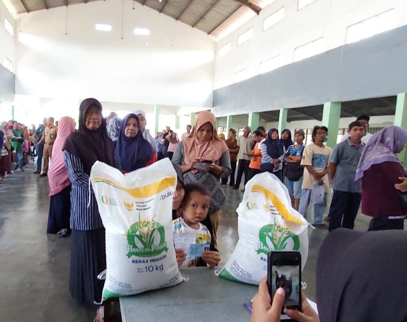 VERIFIKASI: Penerima bansos pangan mengantri untuk verifikasi data.&nbsp;