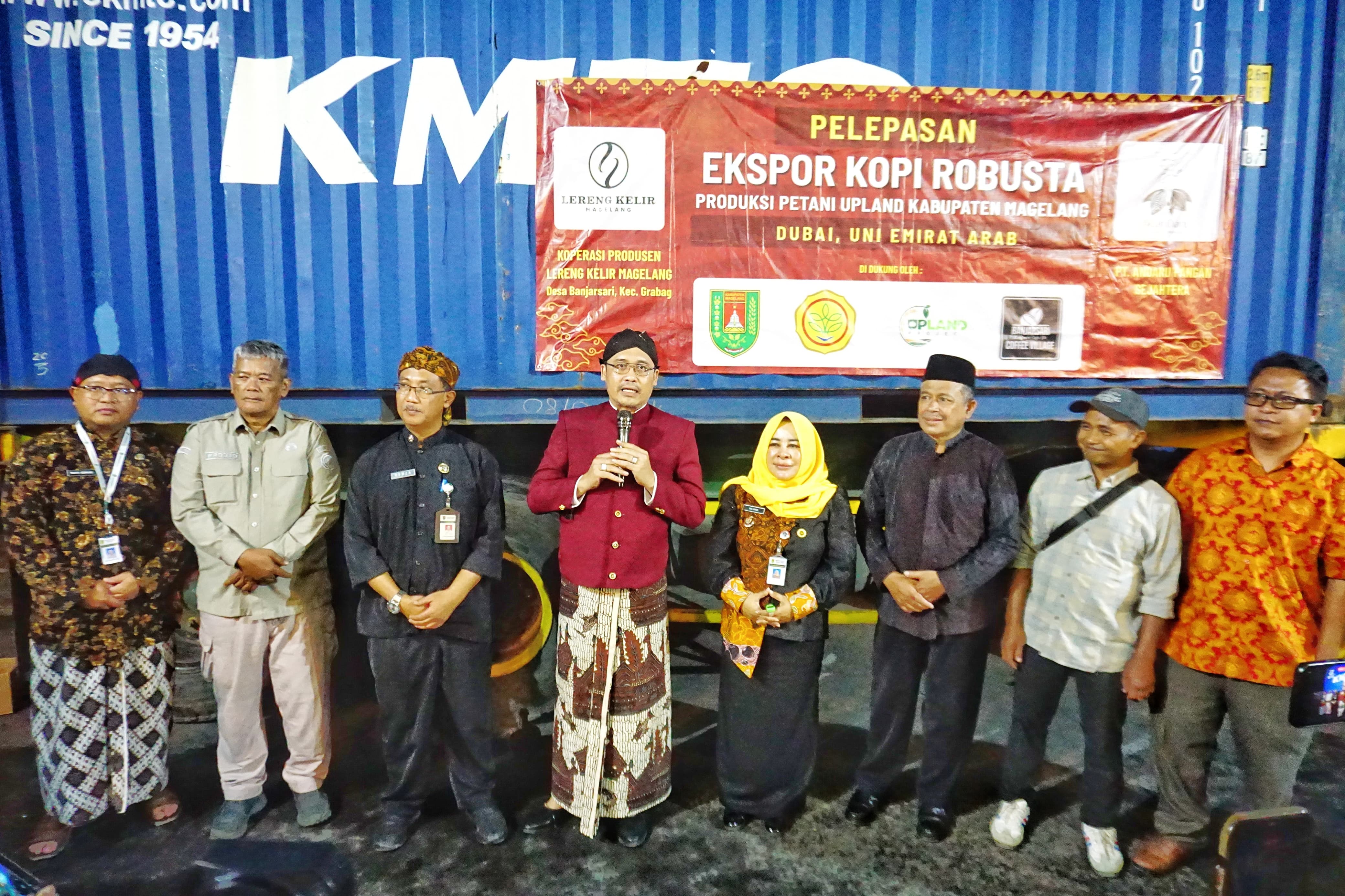 Bupati Magelang saat melepas ekspor Kopi Grabag ke Dubai, Uni Emirat Arab, Kamis sore (27/11).