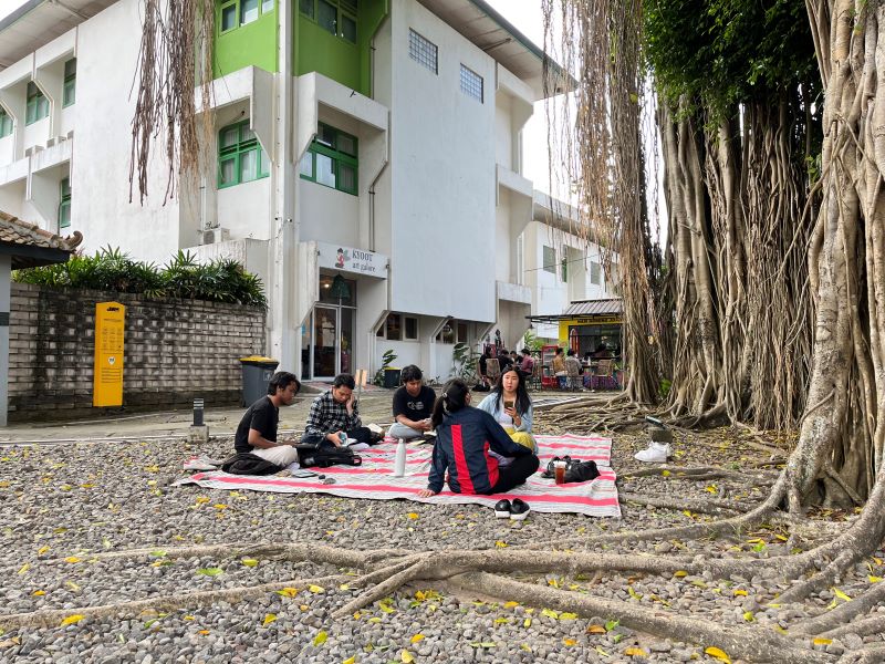 FOKUS: Peserta kegiatan membaca senyap saat membaca buku di ruang terbuka