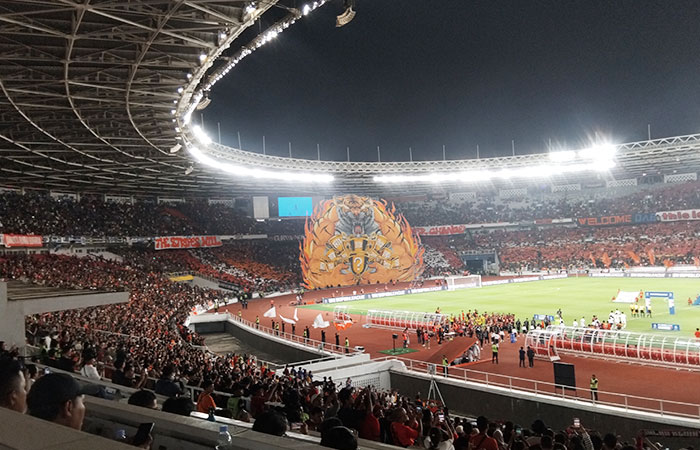 PENUH MAKNA: Salah satu koreografi The Jakmania saat mendukung timnya Persija Jakarta menjamu PSIM Jogja di GBK, Jumat (28/11) malam.