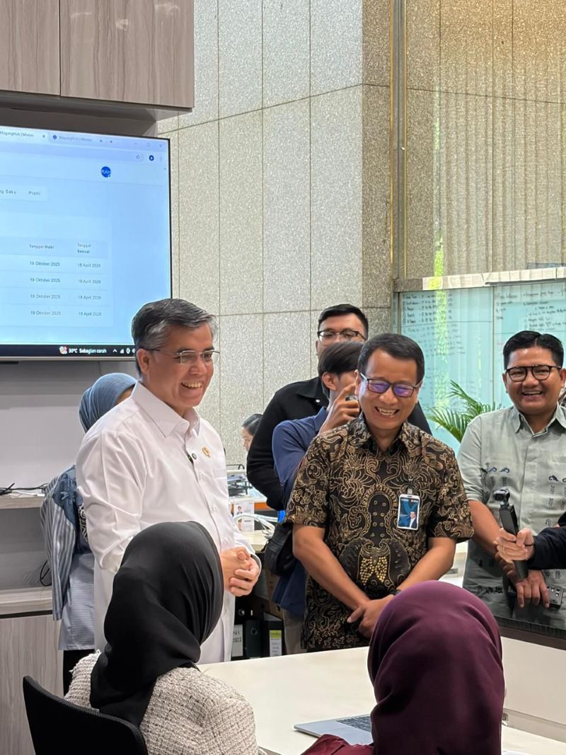 Menteri Ketenagakerjaan Yassierli dalam kunjungan kerja ke Kantor Pusat BNI di Jakarta, Jumat (28/11/2025).