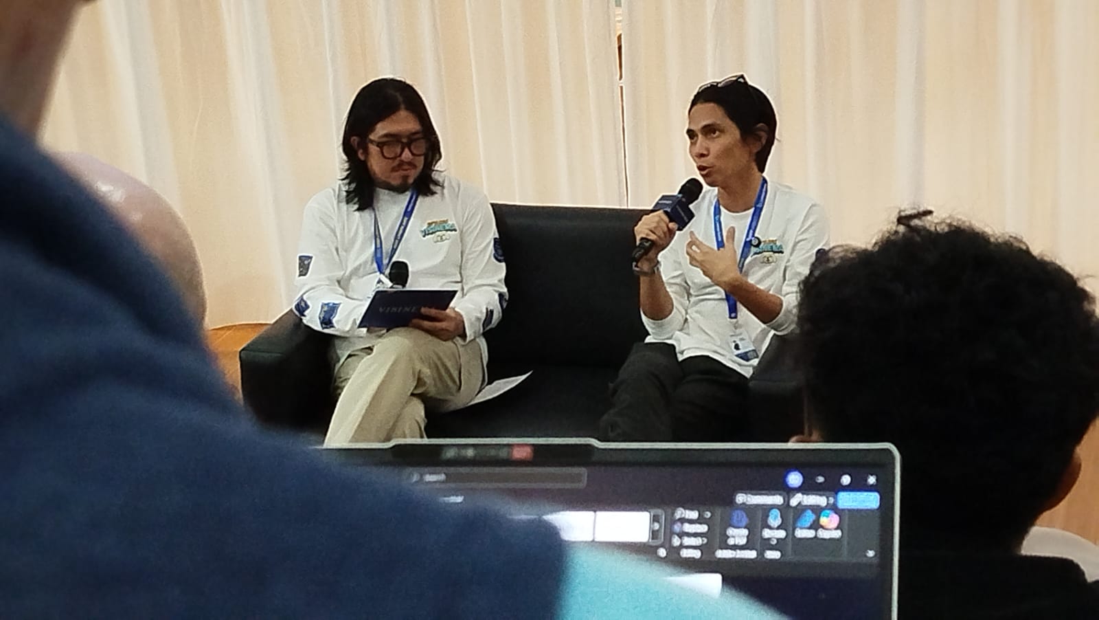 Angga Dwimas Sasongko (kanan).