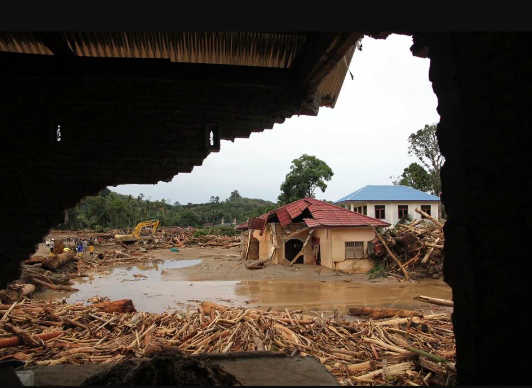 Dampak kerusakan akibat banjir bandang di Sumatera Utara
