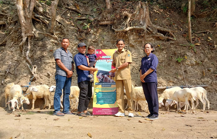 PENYERAHAN: Pemkal Kaligaung menyerahkan modal berupa kambing untuk warganya.