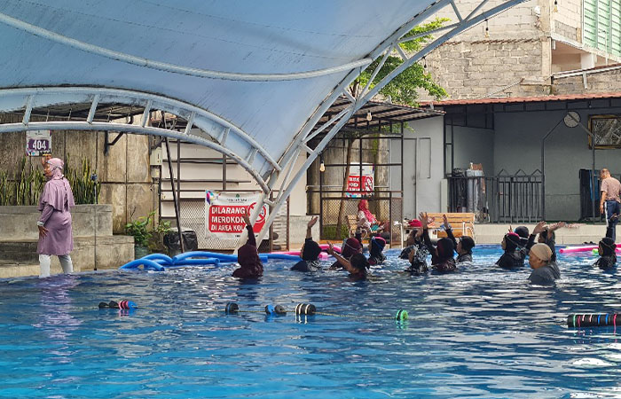 BERENDAM: Pengunjung tampak menikmati sensasi berendam di pemandian air hangat Tirta Sambara, Tempuran, Jumat (28/11).
