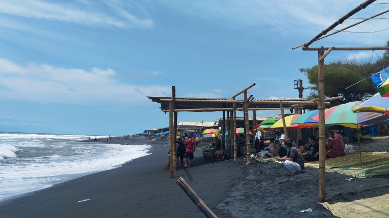 TERDAMPAK: Warung yang sebelumnya rusak sudah dibangun kembali Minggu (30/11)