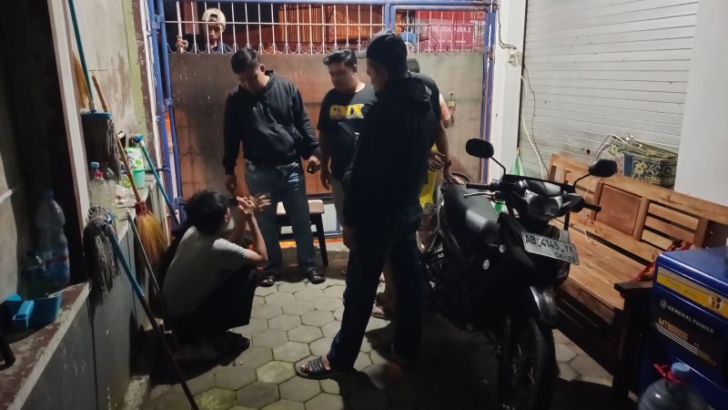 Polisi sedang mengamankan dia remaja yang diduga ganggu kamtibmas