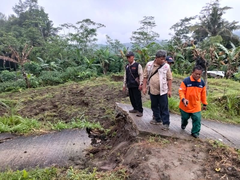 MITIGASI: Tim BPBD Kebumen melakukan pemetaan sekaligus asesmen di lokasi tanah bergerak yang terjadi di Desa Sampang, Kecamatan Sempor.