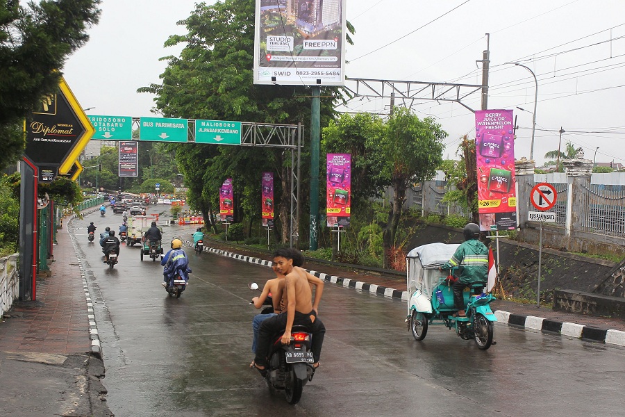 Pengendara melintas di kawasan Kleringan, Kota Jogja.