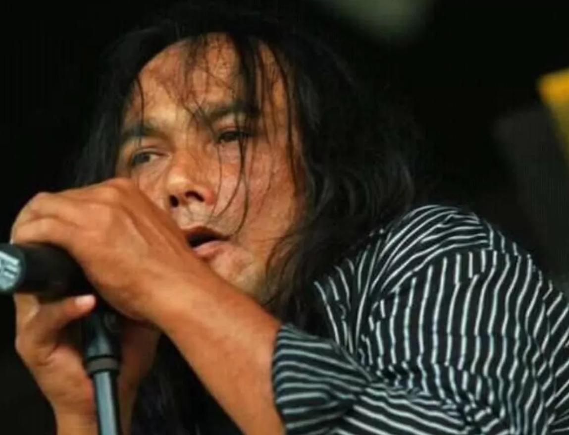 Mantan vokalis Edane dan Elpamas, Ecky Lamoh, berpulang di usia 64 tahun. Sumber : Instagram: @edane_official