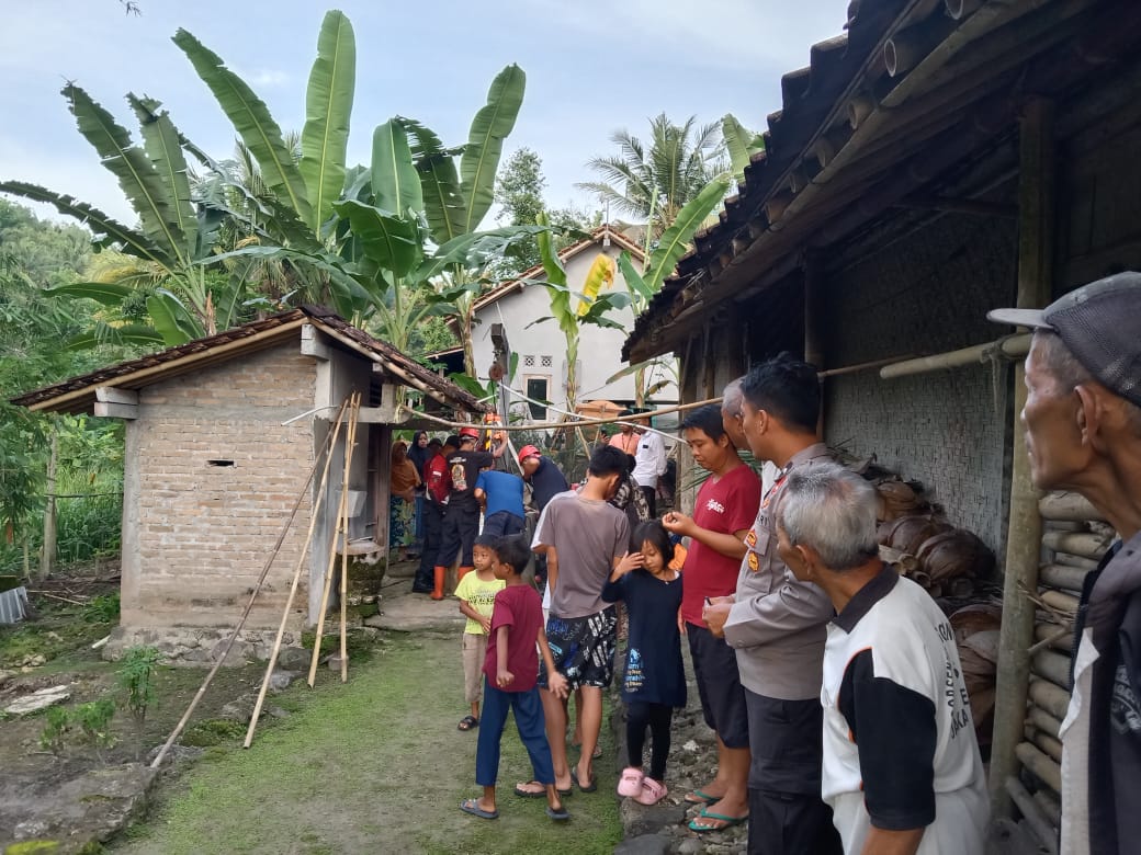 EVAKUASI: Personel Pemadam Kebakaran mengevakuasi lansia di dalam sumur.