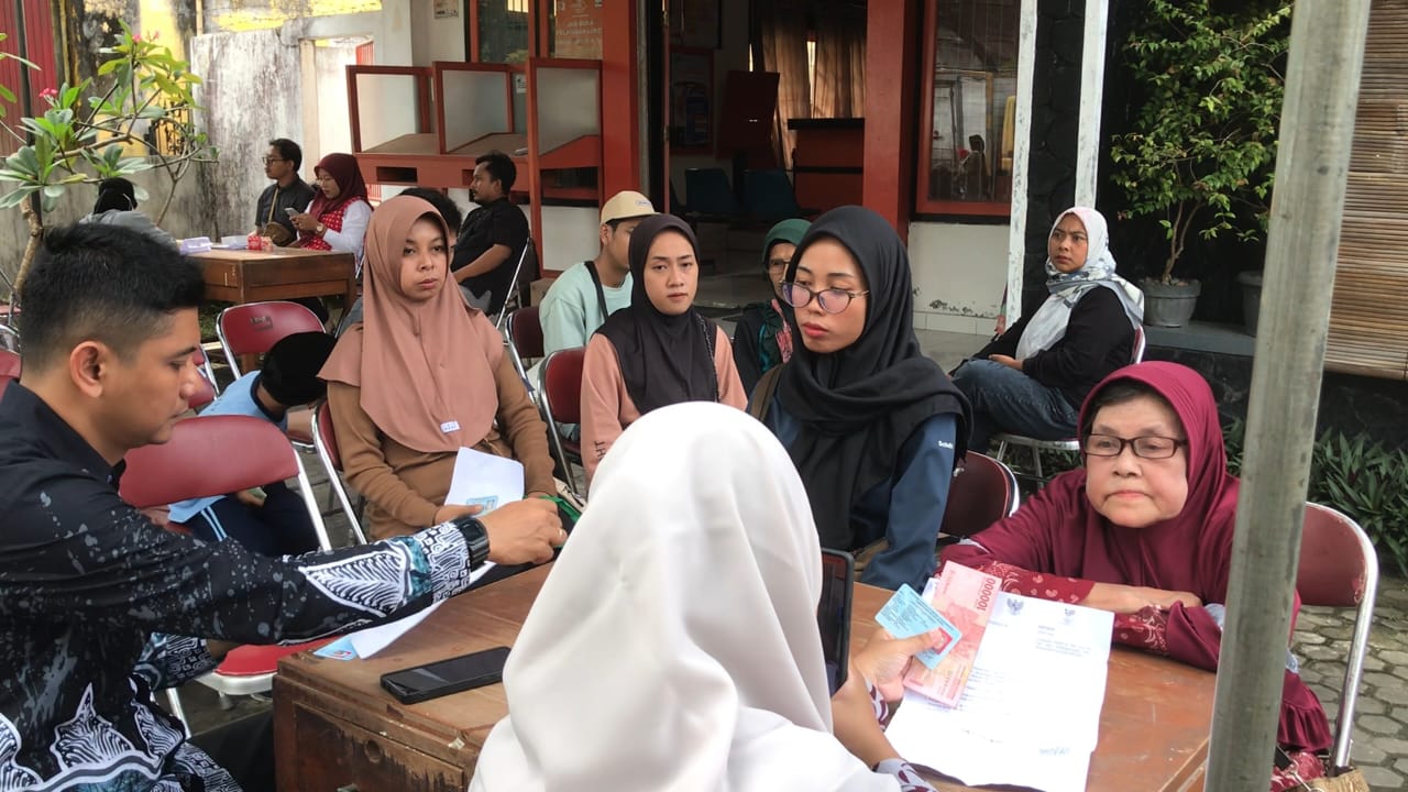 ANTRE: Penerima BLTS menunggu verifikasi dari petugas Kantor Pos  Pengasih.
