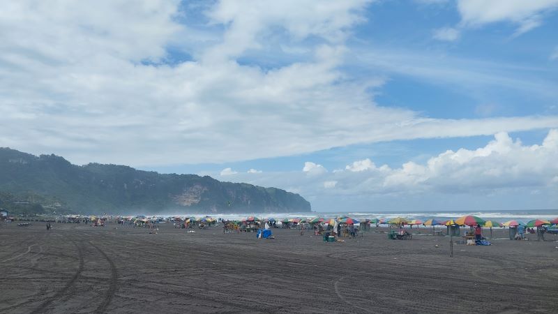 RAMAI: Pantai Parangtritis salah satu destinasi wisata di Bantul yang ramai pengunjung saat Nataru