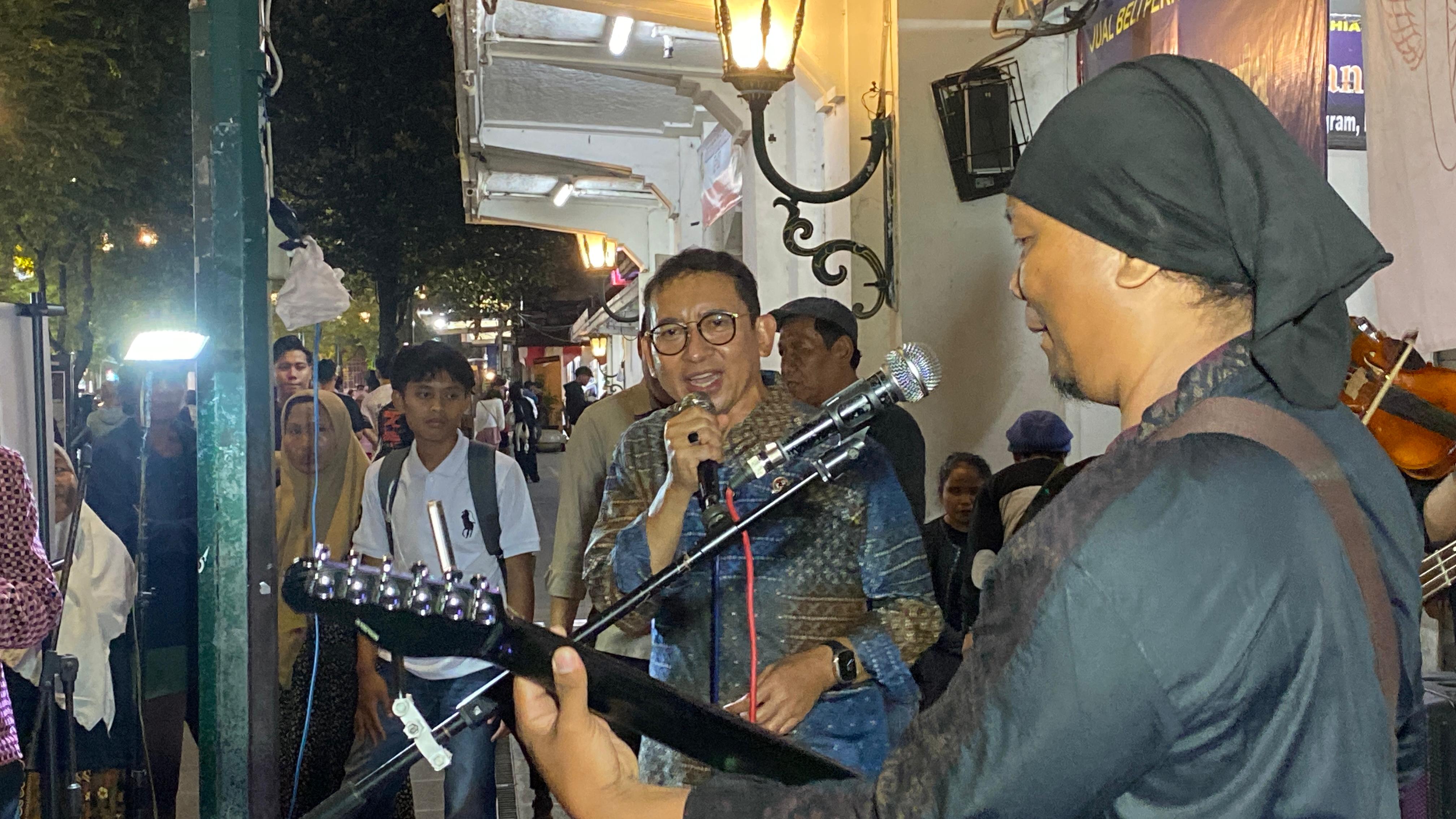 Menteri Kebudayaan Fadli Zon blusukan di Malioboro memberikan bantuan alat musik kepada kelompok musisi jalanan Malioboro, Sabtu (29/11).