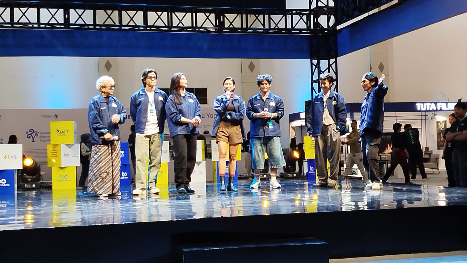 Angga Dwimas Sasongko (paling kanan) bersama cast dan pengarah akting film Ratu Malaka di Jogja Expo Center (JEC), Minggu (30/11/2025).