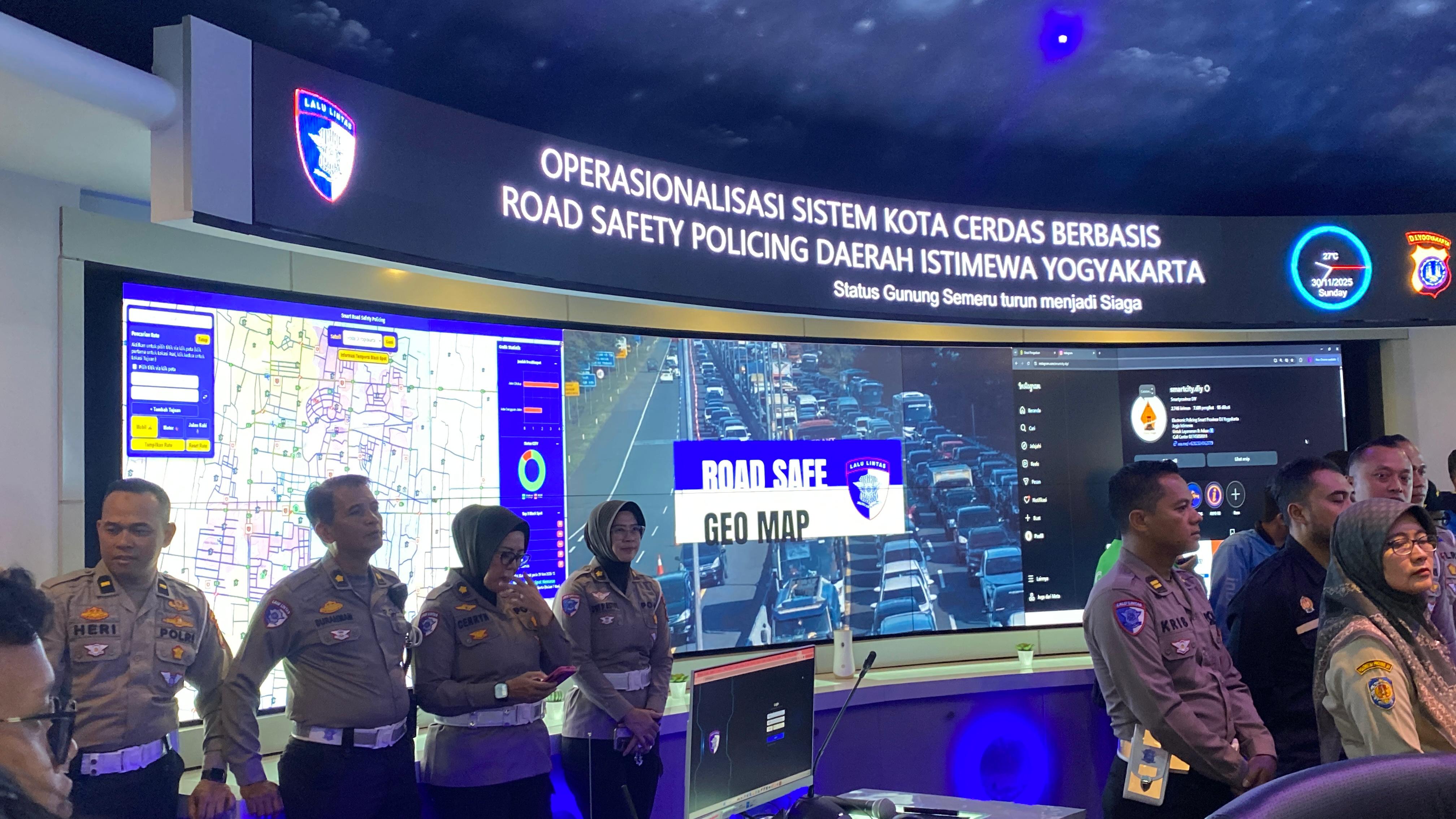 Kepala Korps Lalu Lintas (Kakorlantas) Polri Inspektur Jenderal Polisi Agus Suryonugroho melakukan pengecekan ruangan Smart City Yogyakarta jelang Nataru, Minggu (30/11).