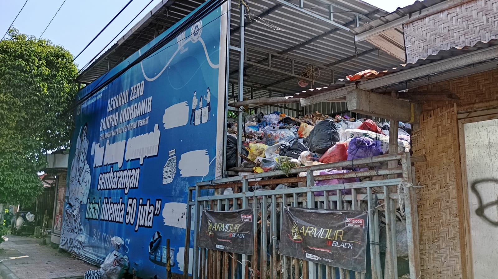 Kondisi Depo Tamansari yang sudah membludak dan menimbulkan bau busuk pada Minggu (30/11/2025).