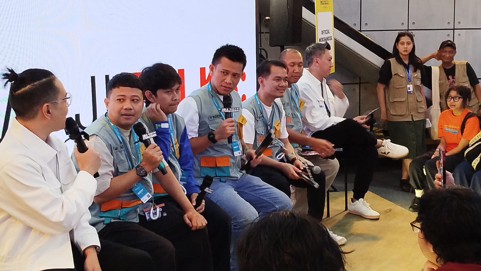 Sesi talkshow menghadirkan Bene Dion, Boris Bokir, Indra Jegel, Oki Rengga, serta produser Ernest Prakasa, di Jogja Expo Center (JEC), Minggu (30/11/2025).