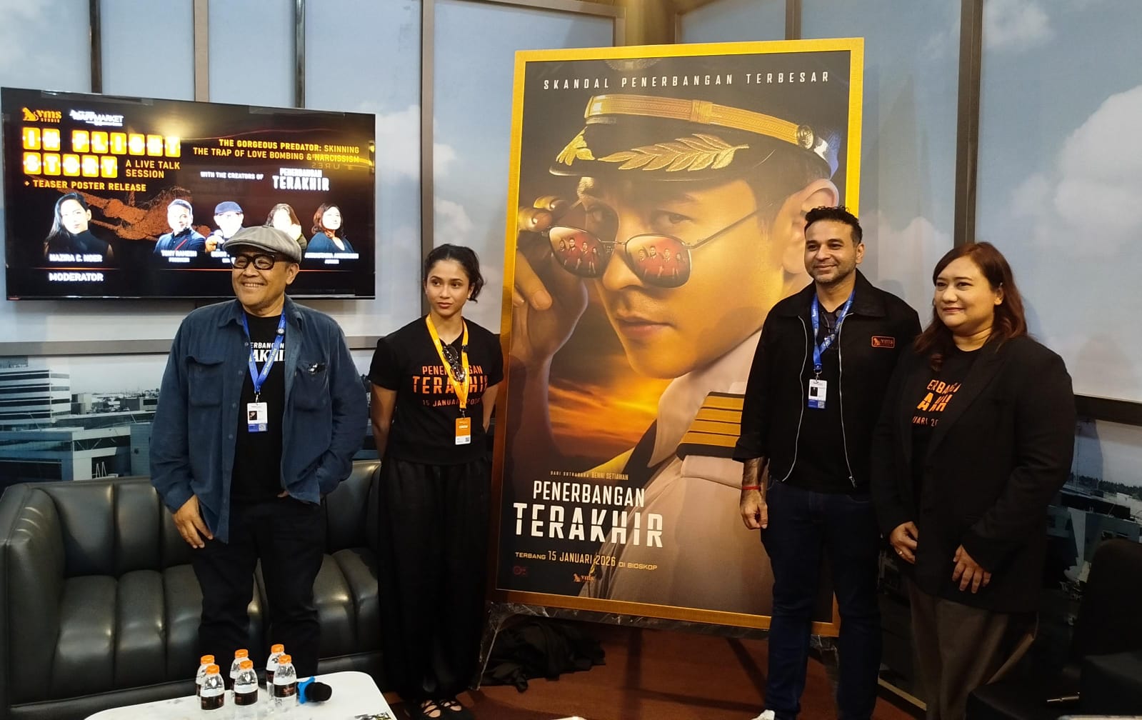 VMS Studio launching poster film terbaru mereka, Penerbangan Terakhir, dalam rangkaian diskusi di JAFF Market, JEC, Minggu (30/11/2025).