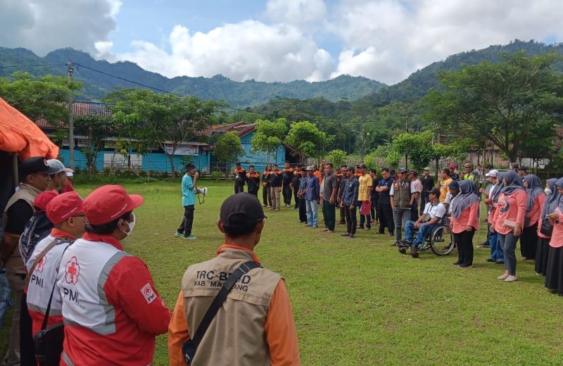 UJI COBA: Personel gabungan mengikuti uji sistem peringatan dini longsor di Desa Ngadiharjo, Borobudur Sabtu (29/11).