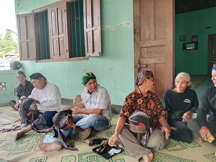 TERSISA 14 PERAJIN: Proses pembuatan blangkon gaya Jogja Mataraman di Kampung Beji, Sidoarum, Godean, Sleman, Sabtu (29/11/2025).