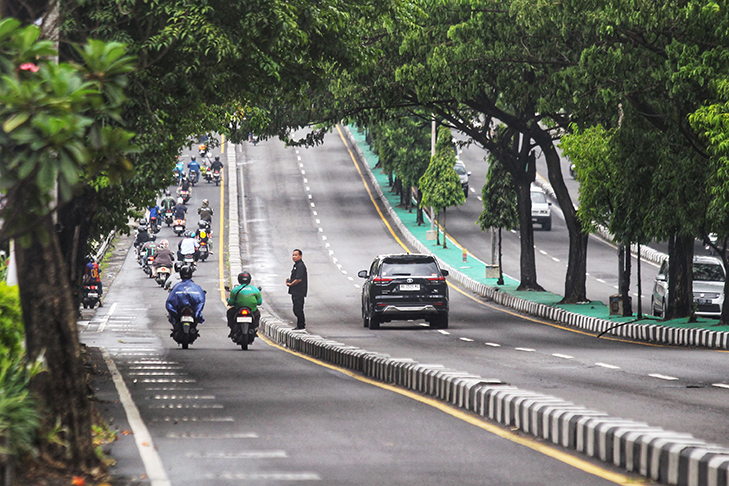 RAWAN GENANGAN: Pengguna jalan melintas di kawasan Ring Road Utara, wilayah Maguwoharjo, Depok, Sleman, (30/11/2025).