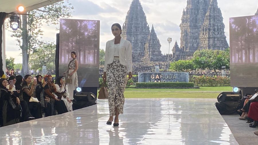 Tiga brand fashion ternama yang telah familiar di Indonesia yakni Gosh, Rotelli, Bellagio merayakan 30 tahun berkarya di Kompleks Candi Prambanan, Yogyakarta, Sabtu (29/11