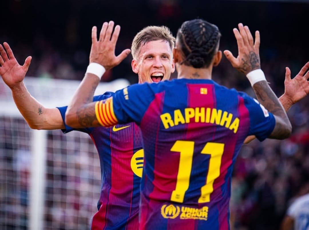 Dani Olmo rayakan golnya ke gawang Alaves bersama Raphinha dalam kemenangan Barcelona di La Liga