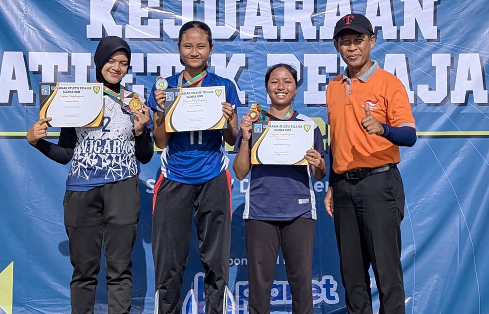 Para juara nomor tolak peluru putri saat berfoto bersama