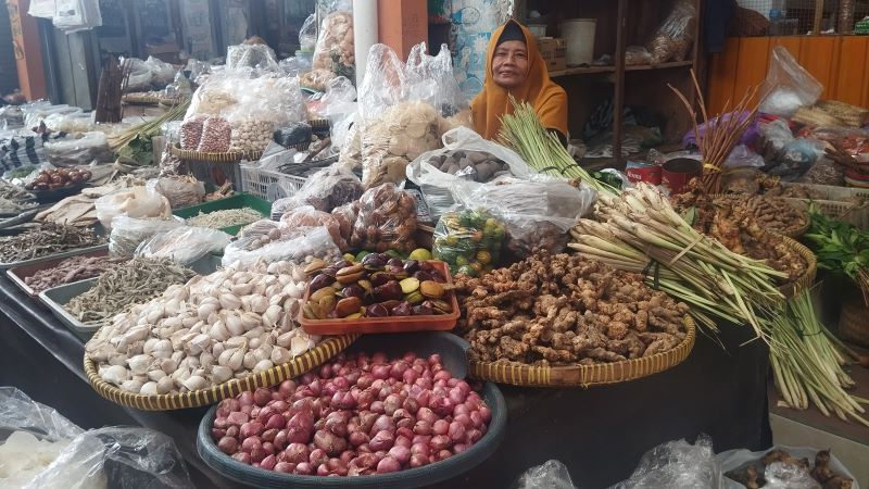 Pedagang sedang menjajahkan dagangannya di Pasar Bantul Senin (1/12)
