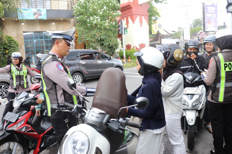 MENINDAK: Polisi sedang menindak pelanggar lalu lintas saat operasi Zebra Progo