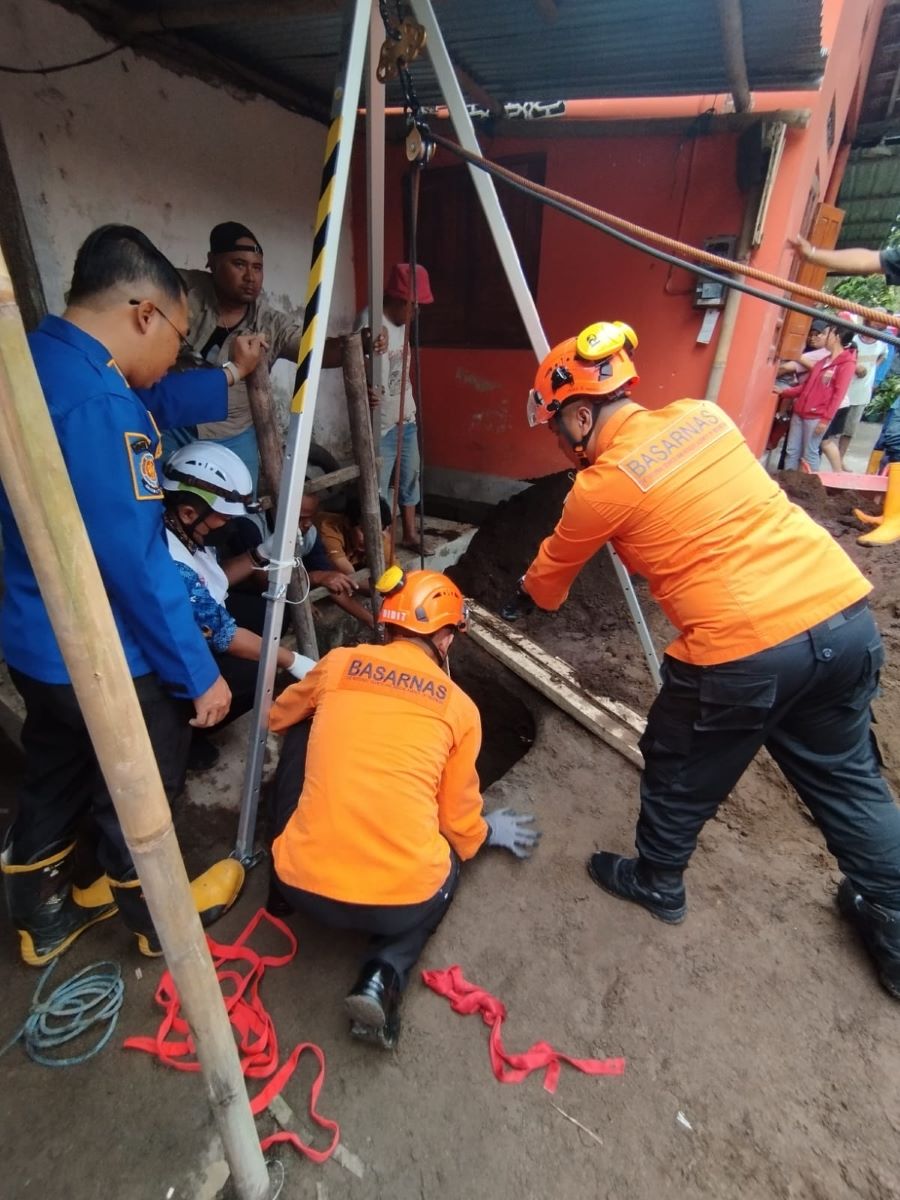 EVAKUASI: Petugas Basarnas DIY saat mengevakuasi korban yang tertimbun galian septic tank Senin (1/12).