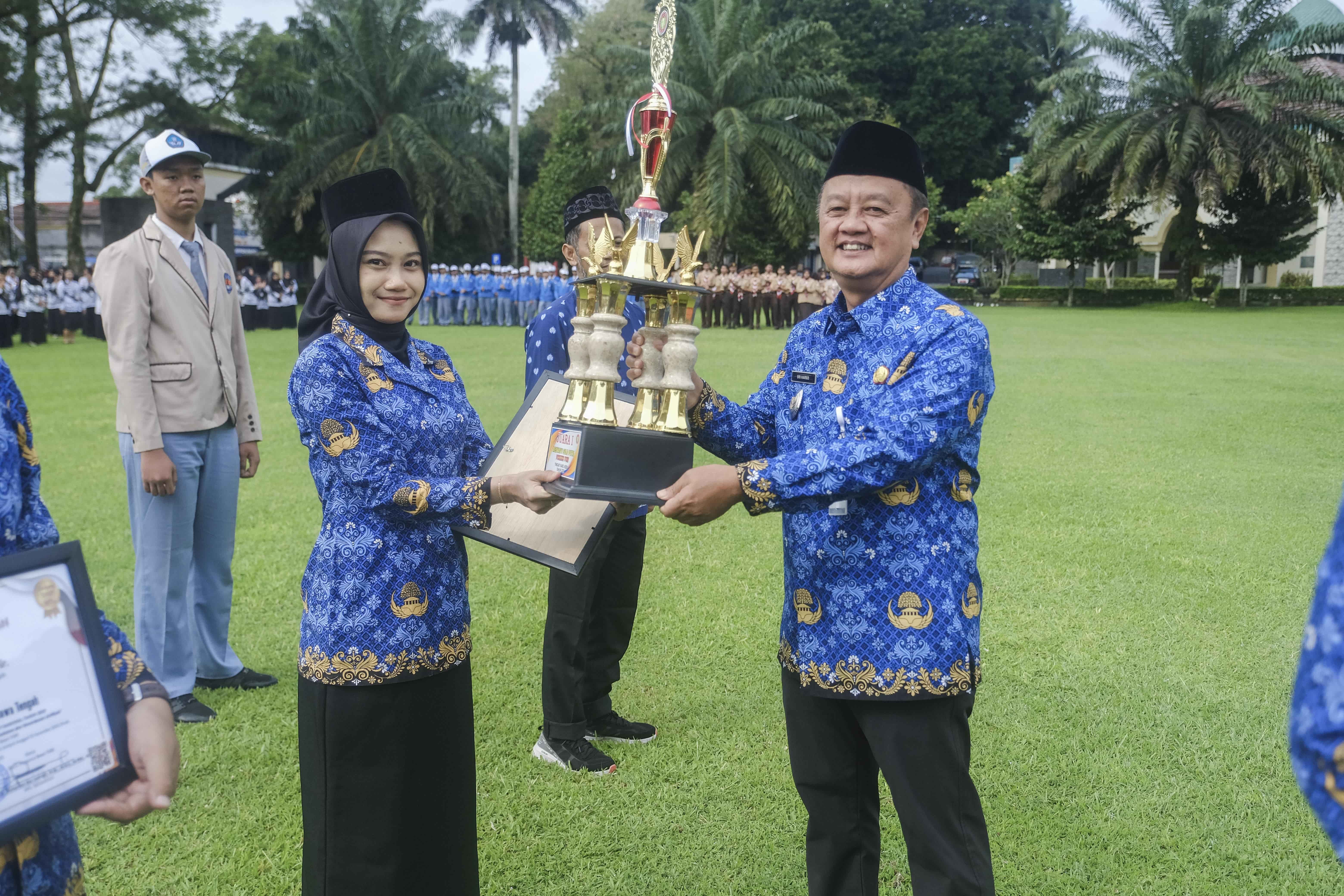 Wakil wali Kota Magelang saat menyerahkan penghargaan kepada perwakilan guru dan siswa berprestasi, Senin (1/12).  &nbsp;