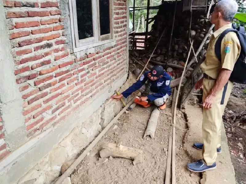 PEMETAAN : Petugas BPBD Kebumen melakukan asesmen di lokasi rumah warga Desa Sampang, Kecamatan Sempor yang terdampak tanah bergerak.