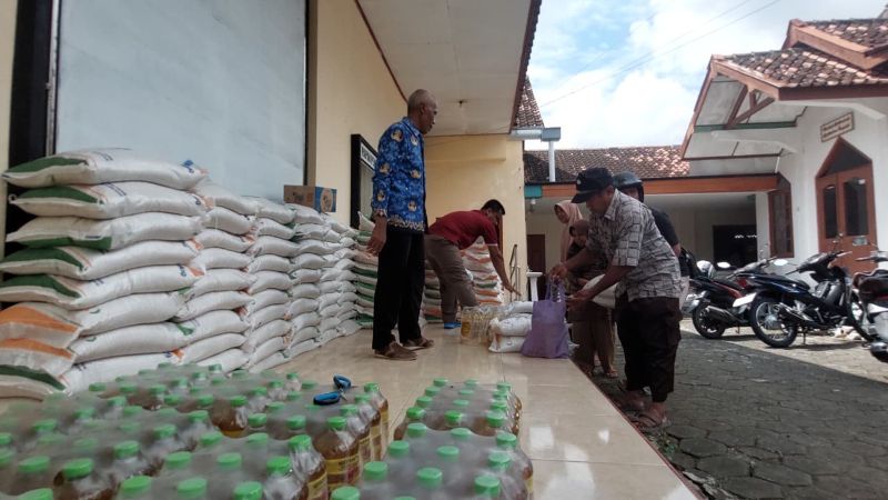 VERIFIKASI: Penerima bantuan melakukan pengambilan bantuan di Kalurahan Pengasih.&nbsp;