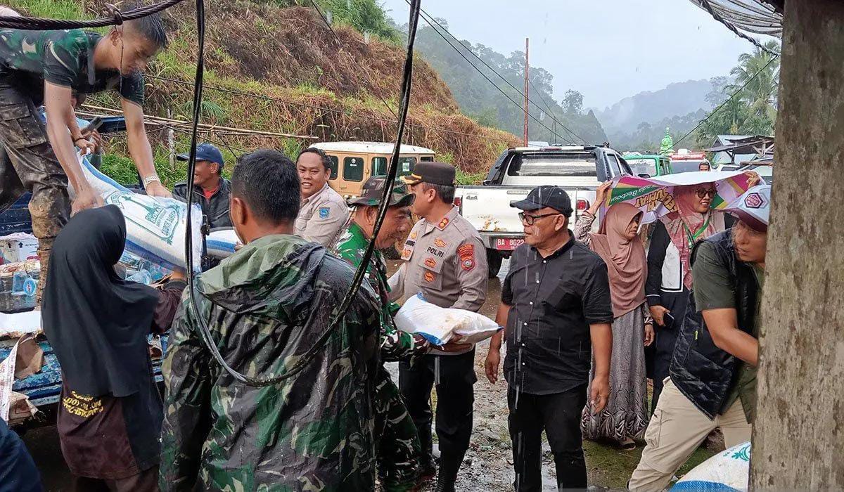 Bupati Pasaman Barat Yulianto menyalurkan bantuan sembako kepada korban bencana alam di Kecamatan Talamau, Pasaman Barat, Sumatera Barat, Sabtu (29/11/2025).