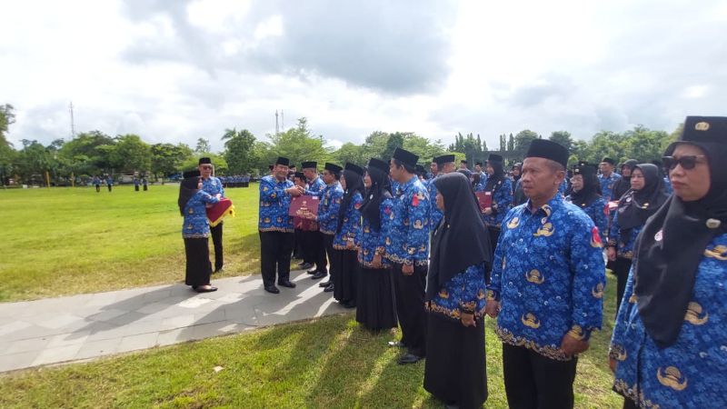 PENGHARGAAN: Bupati Kulon Progo memberikan sejumlah penghargaan ke pegawai negeri.&nbsp;