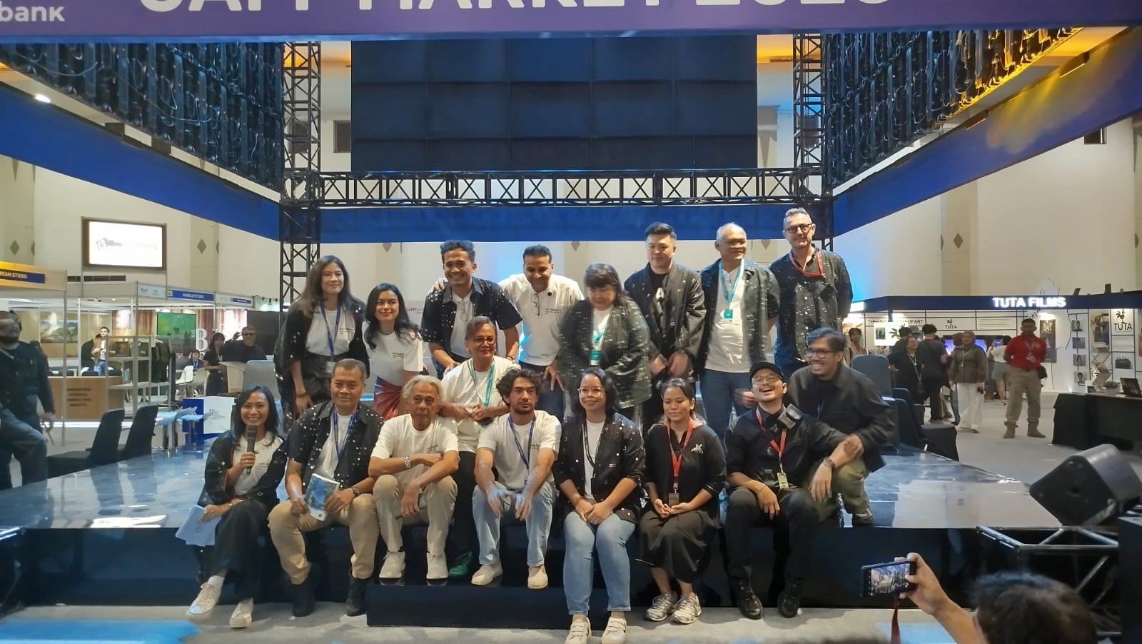 Kru dan cast film Laut Bercerita di JAFF Market, Jogja Expo Center (JEC), Senin (1/12/2025).