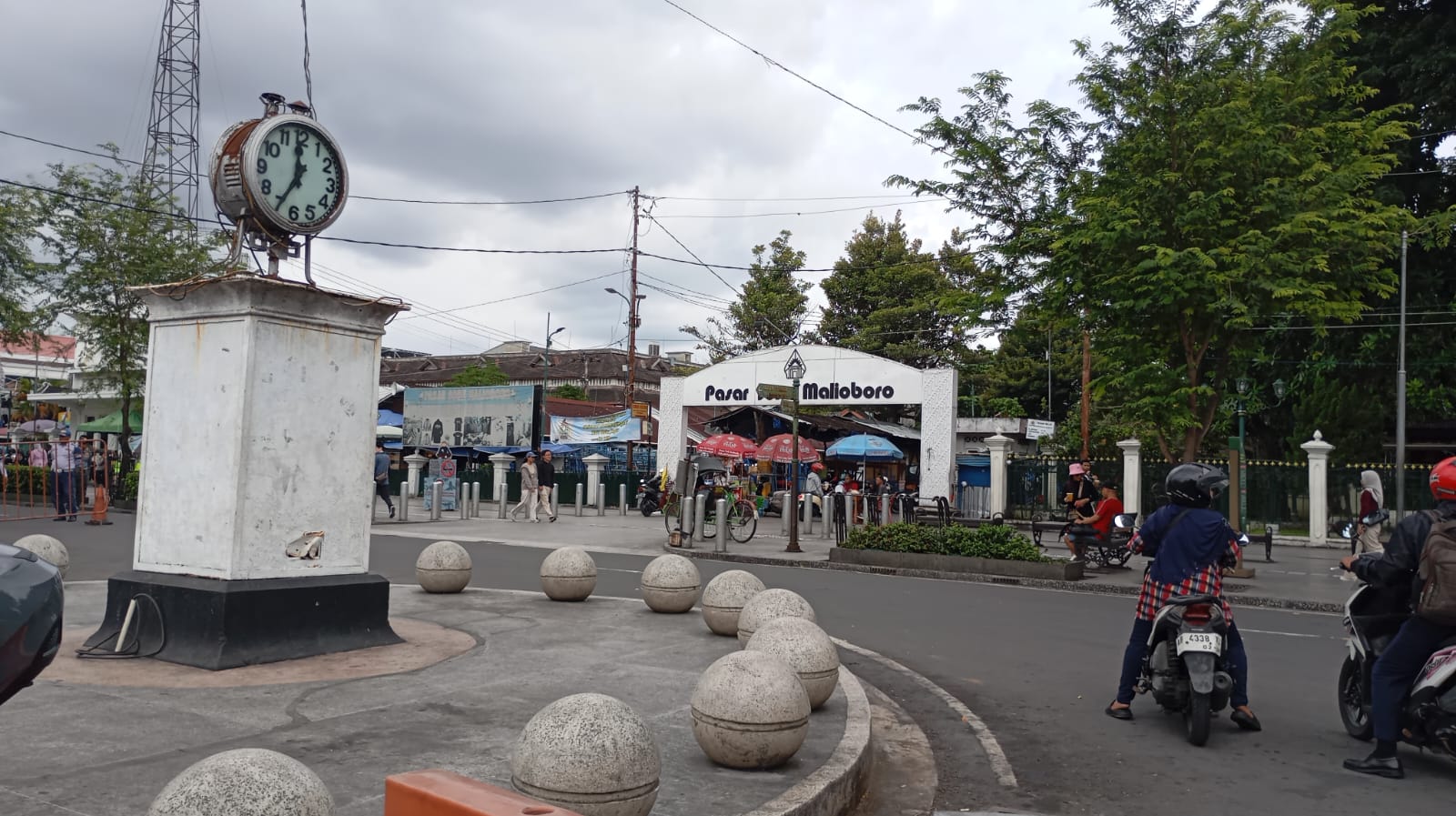Suasana pintu masuk Pasar Sore Malioboro pada Senin (1/12/2025). Pada lokasi tersebut diduga ada praktik pungli bagi pengguna sepeda motor yang ingin melintas.
