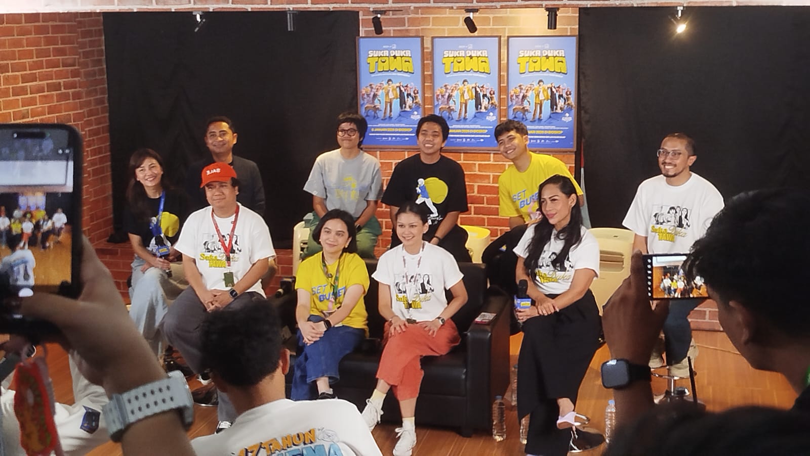 Para cast dan kru film Suka Duka Tawa hadir pada JAFF Market di Jogja Expo Center (JEC), Senin (1/12/2025).