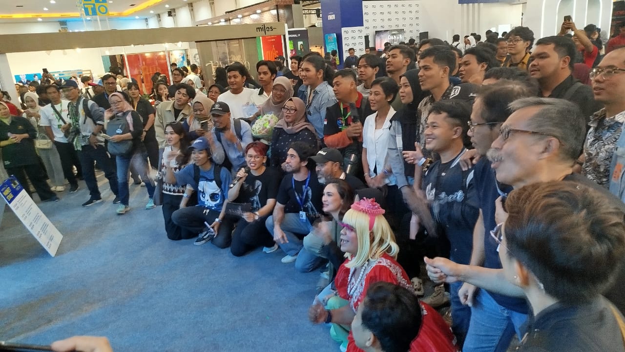 Reza Rahadian, Azhar Kinoi Lubis, dan Luna Maya bersama pengunjung JAFF Market di JEC, Senin (1/12/2025).