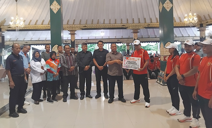 Bupati Sleman Harda Kiswaya saat memberikan bonus kepada para atlet Porda Sleman.