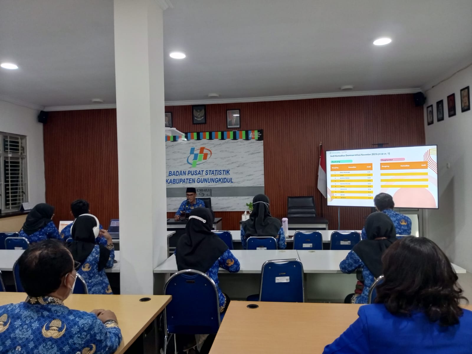 AGENDA RUTIN: Kepala BPS Gunungkidul sedang memaparkan perkembangan indeks harga konsumen per November 2025 Senin (1/12).
