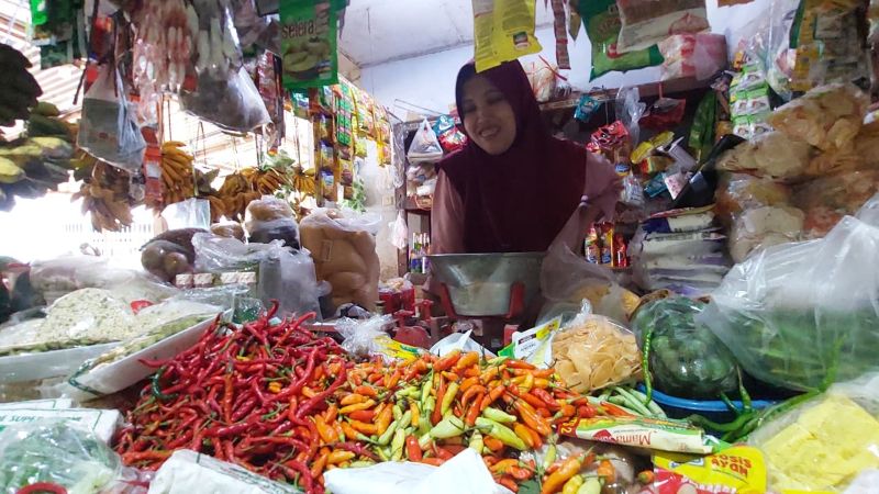 SEMANGAT: Pedagang Pasar Wates sibuk melayani pembeli.