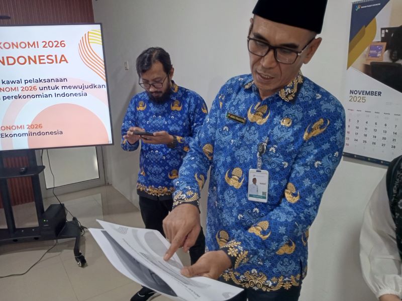 Kepala BPS Gunungkidul sedang menunjukkan data inflasi pada libur Nataru tahun lalu.