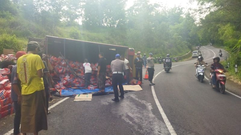 HILANG KENDALI: Ribuan air mineral Cleo terjatuh dari truk, karena sopir gagal mengganti gigi dua ke gigi satu Selasa (2/12)