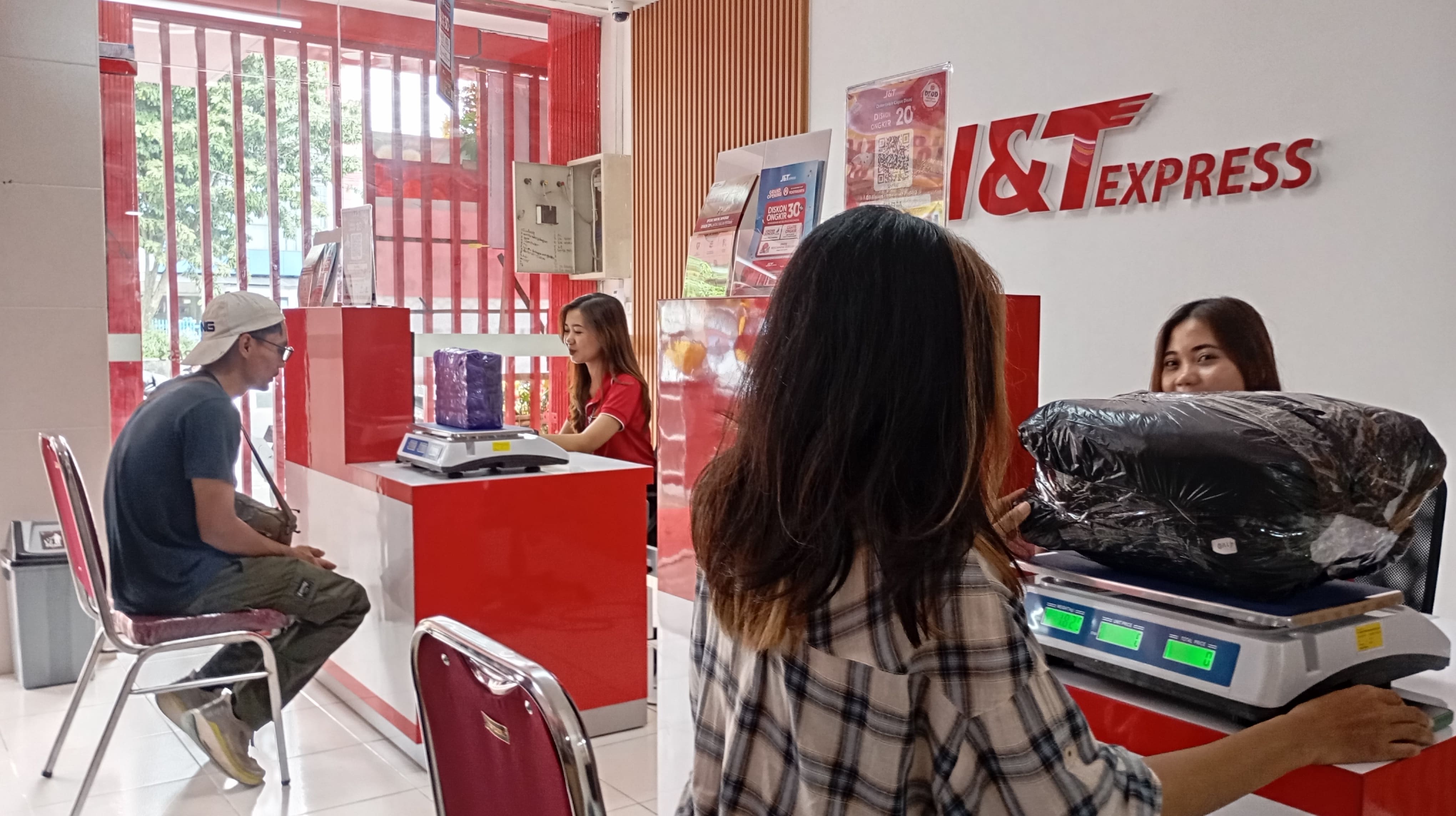 Suasana di Drop Point Signature J&T Express Yogyakarta pada Selasa (2/12/2025). Lokasinya berada di Jalan Magelang Km.6, Sinduadi, Mlati, Sleman.&nbsp;