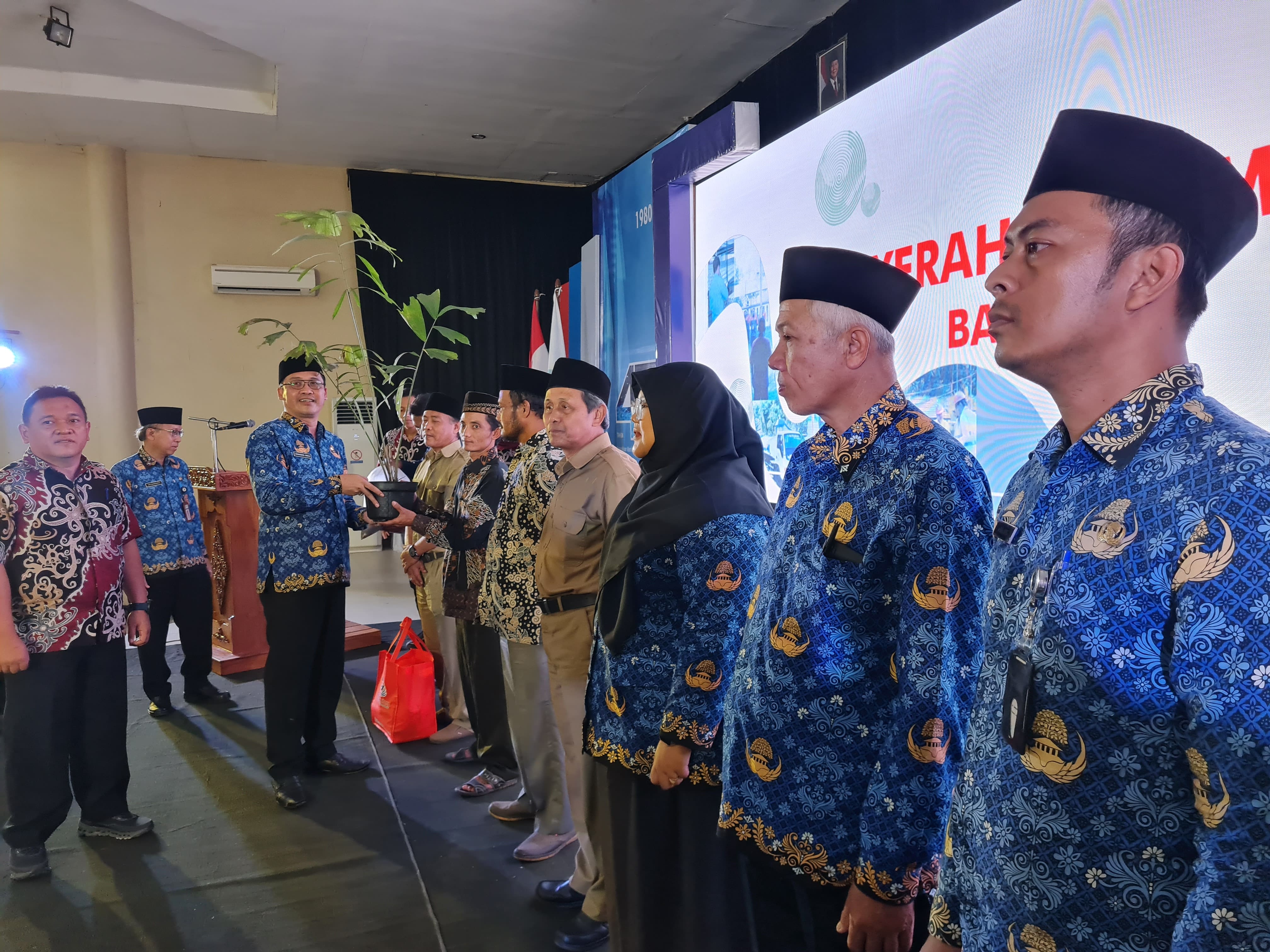 Penyerahan bantuan kepada masyarakat pada momentum peringatan HUT ke-45 di Aula Perumda, Sawitan, Kota Mungkid, Selasa (2/12).
