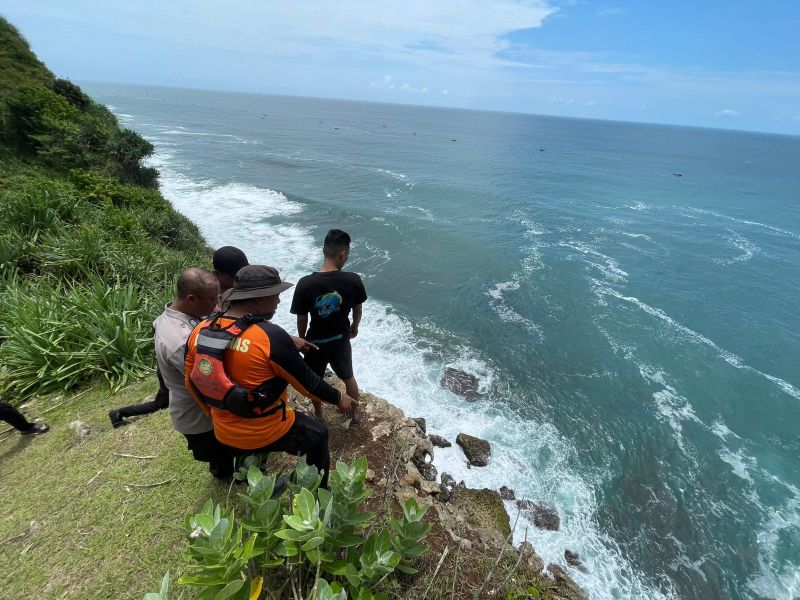 Proses pencarian nelayan hilang di kawasan pantai, Gunungkidul, Selasa (2/12/2025).