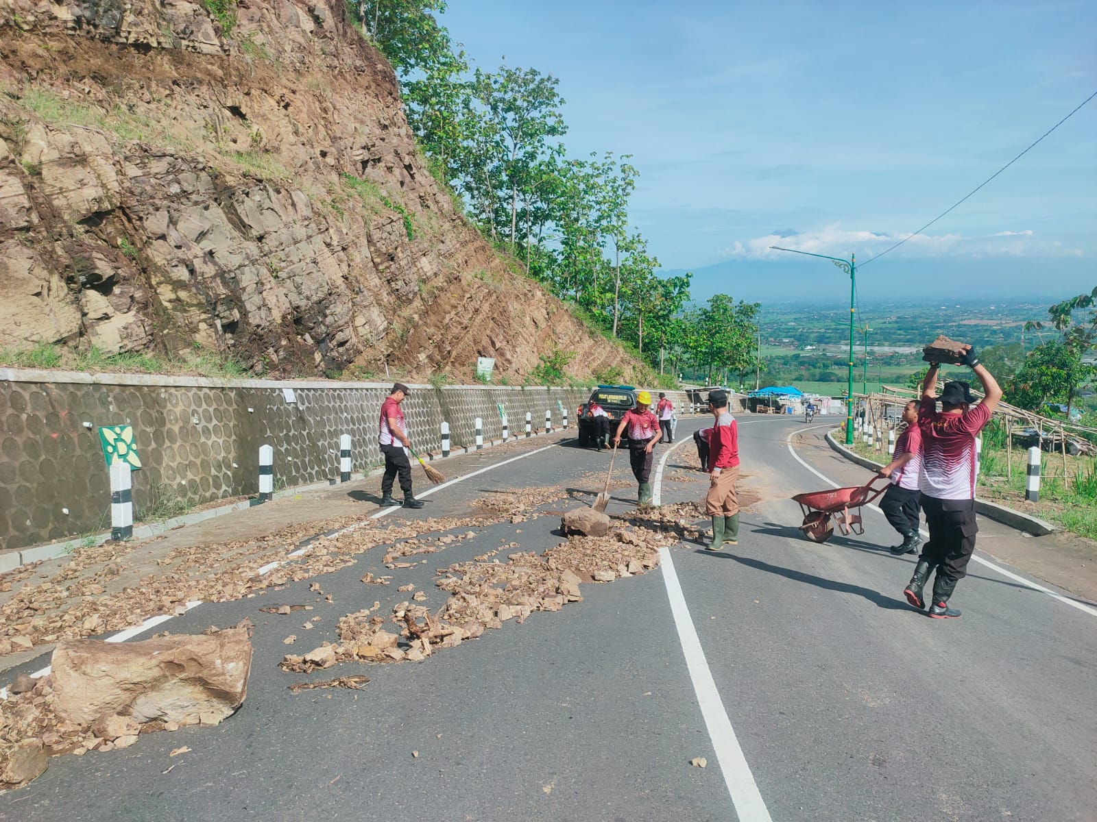 BPBD Gunungkidul: Pelaksanaan Pembersihan jalan Wonosari - Wedi di Kalurahan Watugajah Gedangsari akibat longsoran material tebing pada Selasa (4/11)
